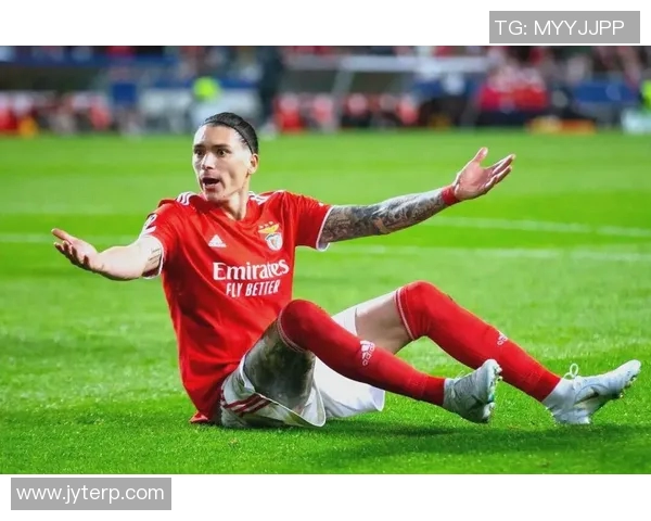 努涅斯在赛场上的精彩表现引发热议球迷对其未来发展充满期待